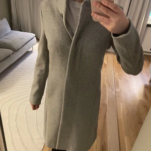 Snygg kappa - Super snygg kappa från esprit. Säljs då den aldrig kommer till användning längre men bra skick❤️hör av er vid fler frågor eller bilder 
