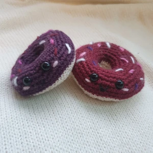 Virkade Donuts - Söta små virkade donuts🍩 den blåa är ca 8.5cm i diameter och 3cm i bredd. Kan göra i andra färger om det skulle önskas💙 