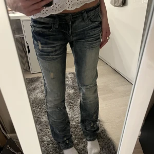 Lågmidjade jeans  - Jag säljer ett par superfina lådmidjade jeans som passar perfekt till någon som är 160-165 cm. Skriv för mer information💕