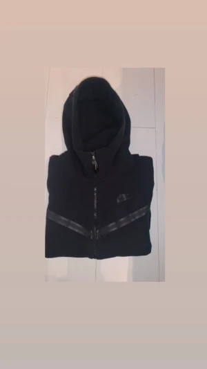 Nike Tech fleese - Tjena! Nu säljer jag min Nike tech som jag knappt har använt. Storleken är S, men den passar även på dom som har M i storlek. Den ser ny ut och har ej använt den mycket! Passa på o köp detta pris lär ni inte se igen!