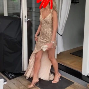 Balklänning - Säljer nu min balklänning som är köpt från Helenas boutiqe för 2500, säljer för 2000 i storlek S.💗💗