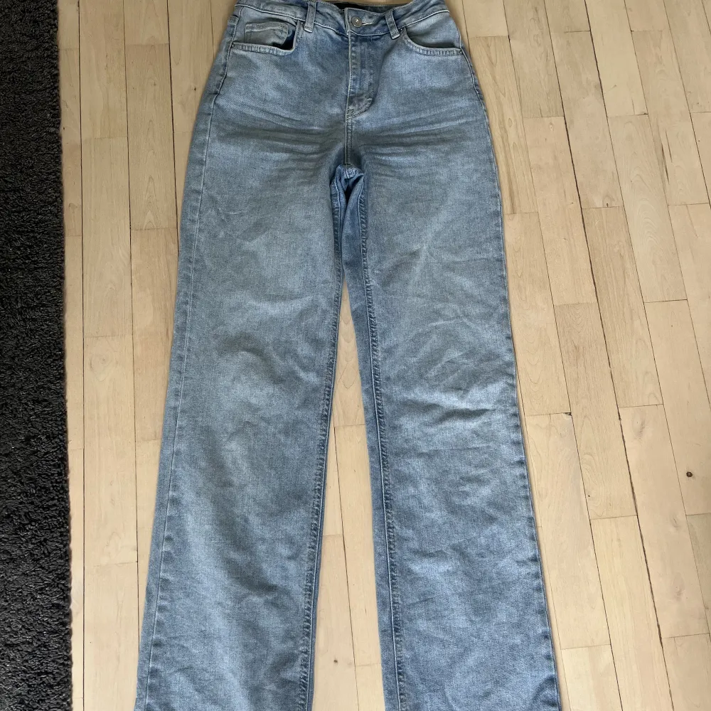 Blåa tajta med lite bootcut nedtill. I bra skick! Storlek 36. Jeans & Byxor.