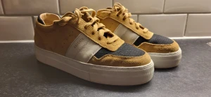 Arigato - Arigato , mocka/ skinn. Beige, vit och svart i färgen. Har använts några få gånger då jag tyckte dessa var för hårda för mina fötter.