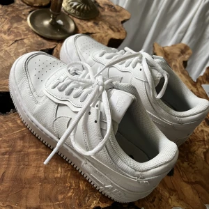 Nike air force 1 - Nike air force 1 shadow, vita, använda kanske 3 gånger, storlek 39. Nypris: 1499kr