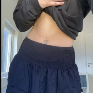 Svart kjol  - En svart fladdrig kjol i storlek xs (töjbar i midjan) har andvents ca 1 gång, hör jätte gärn av er!!!!! Pris kan diskuteras🫶