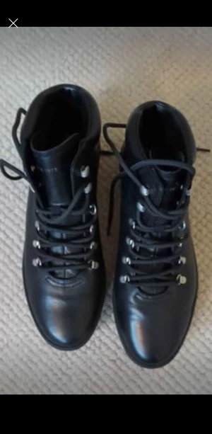 Svarta Vagabond kängor i läder - Sköna och fina Vagabond skinnkängor stl 40 men upplever de mer som stl 38,5-39. Nyskick.