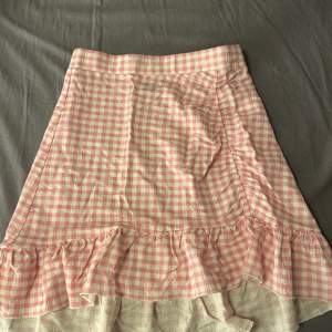 Rosa/Vit rutig kjol köpt från Gina Tricot, säljes då den inte används längre. 
