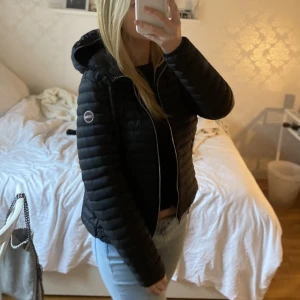 Colmar jacka  - Säljer min mammas colmar jacka köpt hösten 2023 och är nästintill aldrig använt och super bra skick. Italienska storlek 48 men passar mig som är S/M och skulle passa andra mer 36/38/40! Nypris: 3 599kr säljer för 2500 snabb köp 2000