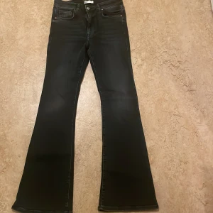 Jeans - bootcut jeans från Gina storlek 42, passar som 38