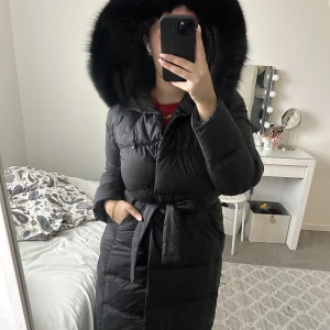 Femenina jacka  - Svart Femenina jacka, köpt under förra vintern men använt cirka 3-4 gånger. Ganska varm lång och fin i storlek S, kan givetvis gå ner i pris vid snabb affär!