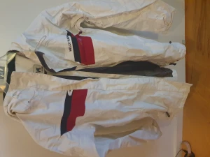 Helly Hansen allväderjacka - Säljer min Helly Hansen allväderjacka. Den är knappt använd så är i fint skick. Lite skrynklig eftersom jag har haft den nerpackad.