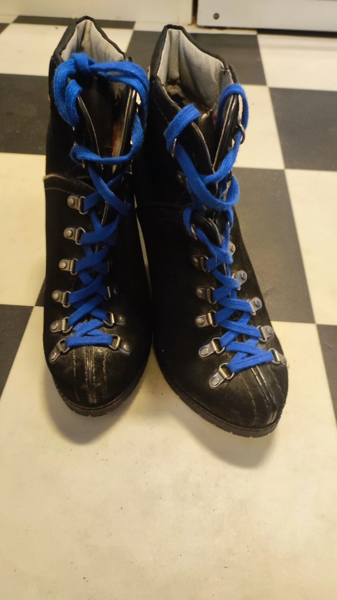 Stilettklackade ankelboots i mocka 