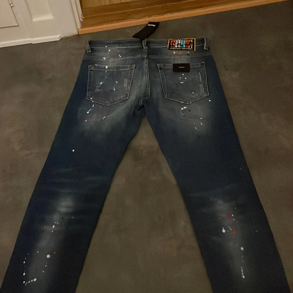 dsquared jeans kom privat så kan jag förklara storleken bättre. Jeans & Byxor.