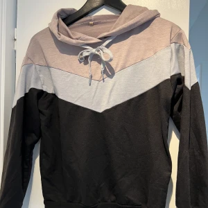 Hoodie med färger  - Superskönt hoodie med olika färgblock 