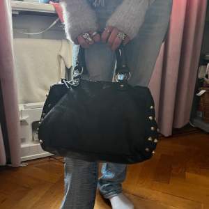 Jättegullig väska med nitar som köptes för 500 kr som är väldigt unik