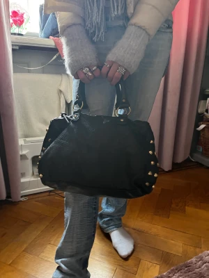 Super gullig väska med nitar - Jättegullig väska med nitar som köptes för 500 kr som är väldigt unik