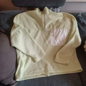 Limegrön fleece från Monki,  stl L, oversize Obetydligt använd, mycket bra skick.