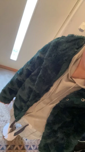 Pälsjacka - Fake päls, skit cool jacka.  Kommer inte till användning tyvärr så säljer❤️