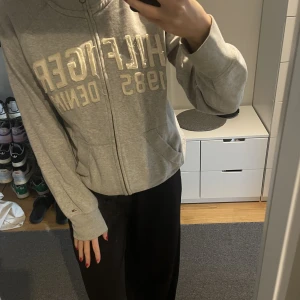 Hilfiger kofta - En superfin zip-tröja från Tommy hilfiger. Tröjan är använd men i fint skick!