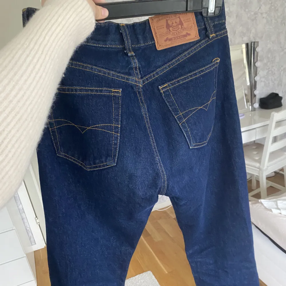 Säljer mina favorit jeans då dom blivit lite små i midjan. Dom är midwaist och rätt långa så passar även om du är längre än mig, är 166💓 Super snygga och inga defekter, som nya!! Önskas mer bilder så kan jag skicka det!!💓Anväbd köp nu!!❗️. Jeans & Byxor.