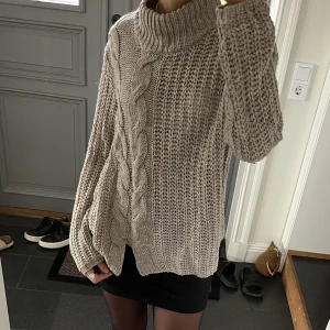 Beige stickad tröja från Dranella - Beige/grå stickad tröja i storlek M, passar även S. Frakt tillkommer.