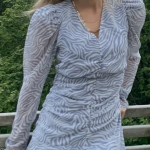 Klänning  - Klänning med puffärmseffekt. Dragkedja i sidan.Väldigt gott skick, knappt använd.