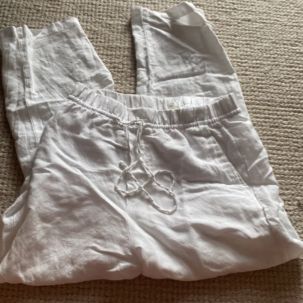 Ett par vita linne byxor, köpt på hm för 249kr så tycker 150 är ett rimligt pris. Dom är straight lite bootcut, storlek XS. Midjemått: 74 runt midjan Innerbenslängd: 55. . Jeans & Byxor.