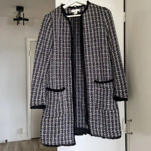 Höstjacka H&M, tweed - Jättefin höstjacka från H&M.  Någon tråd som kommit upp, se sista bilden.