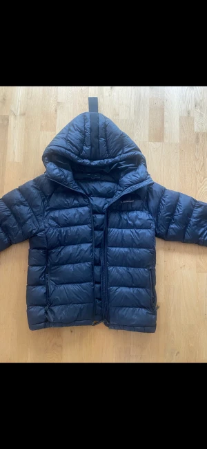 Peak performance jacka - Jätte fin peak performance vinter jacka, jätte fin skick. Den är svart som man ser på sista bilder. Bara 1 år gammal