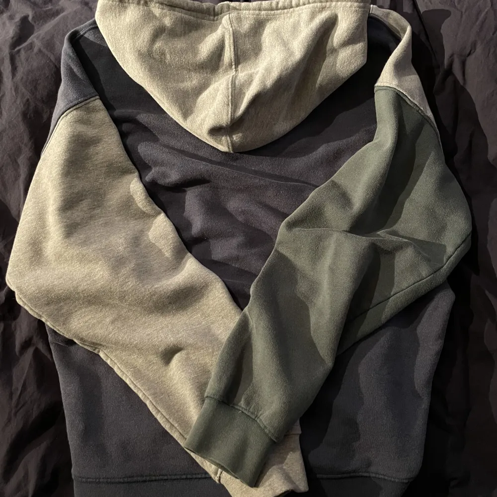 As cool hoodie med patch work! används inte längre - inga defekter 💞💞. Hoodies.