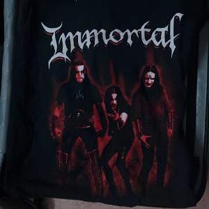 Bra skick, as cool tshirt med tryck från bandet Immortal. Bild 1 är framsidan, bild 2 baksidan