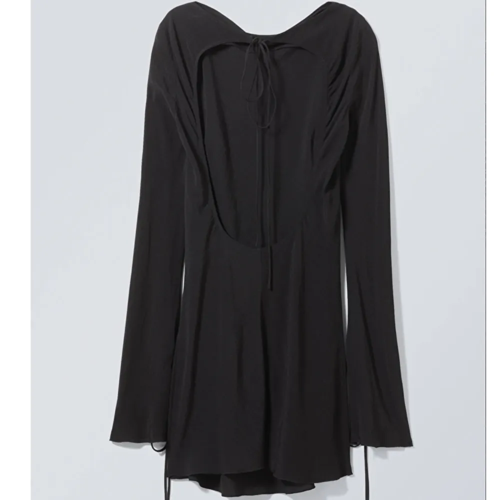 Säljer nu denna supersnygga klänning med öppen rygg då jag valde att ta en mindre storlek istället. Klänningen är helt oanvänd med prislapp på🫶🏻nypris 570kr. Klänningar.