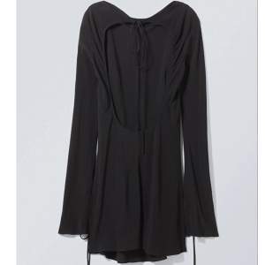 Säljer nu denna supersnygga klänning med öppen rygg då jag valde att ta en mindre storlek istället. Klänningen är helt oanvänd med prislapp på🫶🏻nypris 570kr