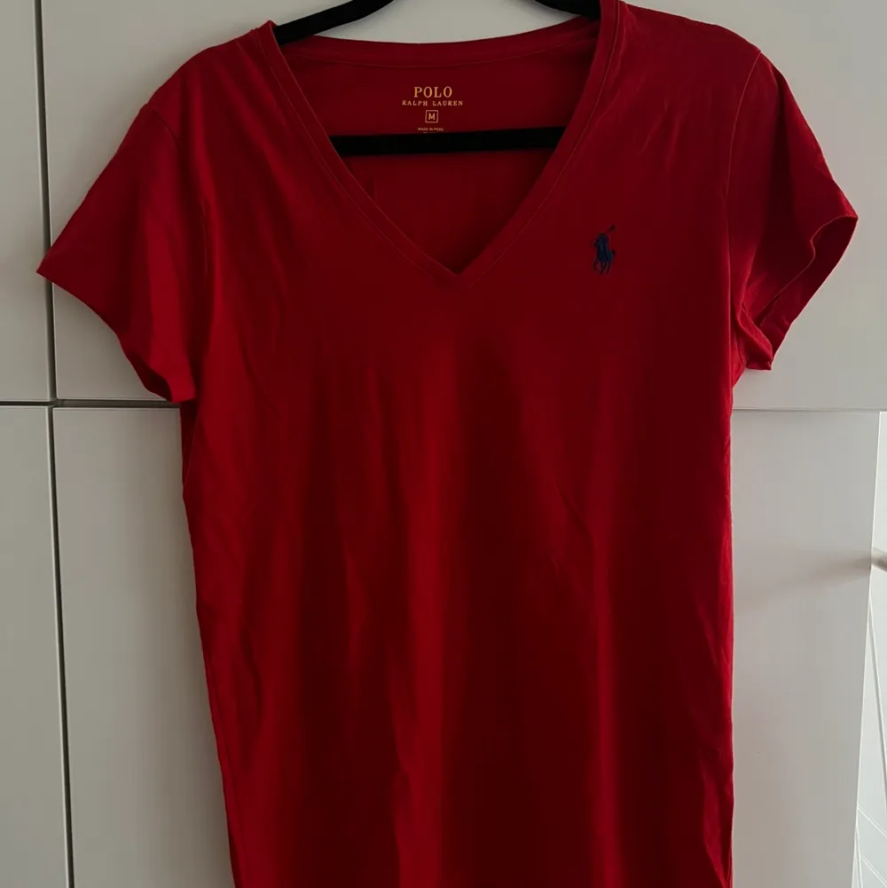 Röd T-shirt från Ralph Lauren. Storlek M men passar mig som vanligtsvis är en S. . T-shirts.