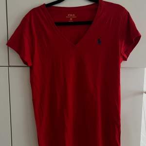 Röd T-shirt från Ralph Lauren. Storlek M men passar mig som vanligtsvis är en S. 