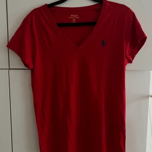 Ralph Lauren t-shirt, Dam strl M - Röd T-shirt från Ralph Lauren. Storlek M men passar mig som vanligtsvis är en S. 