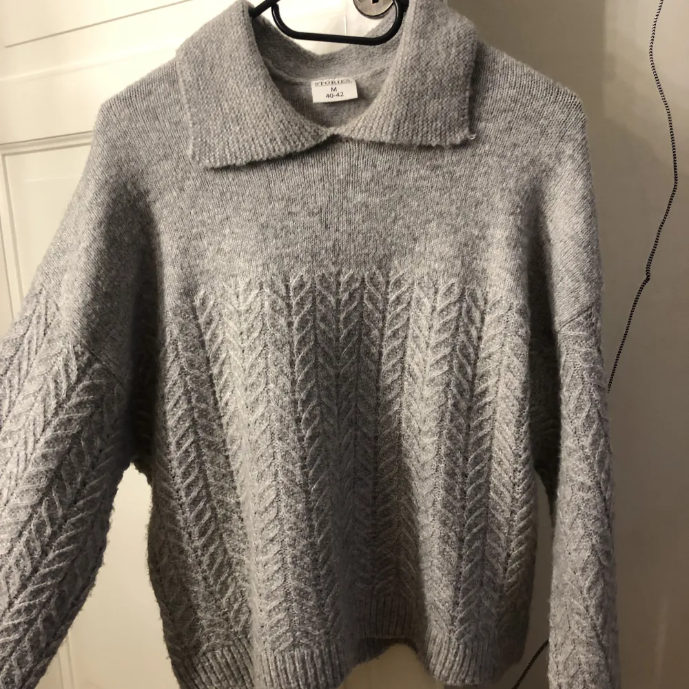 Säljer denna mjuka stickade tröjan ifrån Stories i storlek m. Köpte den för ett år sedan och den har tyvärr aldrig kommit till användning. Men passar perfekt inför en kall ruskig höst och vinter 😊. Stickat.