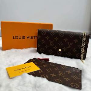 Säljer nu en Louis Vuitton väska i modellen Pochette Felicie. Skicket är helt nytt då den är helt oanvänd och kartong medföljer!