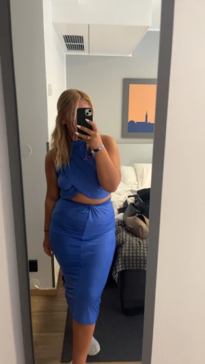 Blått set - Set med kjol och topp från NA-KD! Endast använt det en gång, säljer för 200kr, storlek S