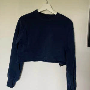 Mörkblå cropped sweat shirt - Från H&M, croppad vid magen. Väl använd men bra skick. 