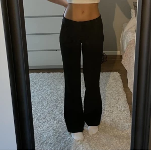 Zara lågmidjade kostymbyxor - Lågmidjade kostymbyxor ifrån Zara 💕 Slutsålda på hemsidan. Knappt använda, säljer då jag har flera svarta kostymbyxor 🫶🏼 Strl XS, köptes för 559kr   De är bra i längden på mig, är ca 167cm 🩷