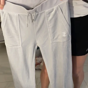 Juicy Couture  - Säljer mina Juicy Couture byxor bud från 600kr. dom typ silvriga som sitter på snörena har åkt av men annars e de inget fel på dom