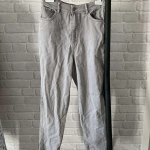 Gråa Jeans  - Dom är från hm använda 2-3 gånger 
