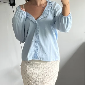 Blå blus  - Jätte söt blå blus i storlek S😍. Aldrig använt med lapp kvar. Köparen står för frakten💕💕