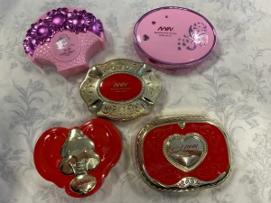 Perfekt Resande Skönhet Makeup Set - Paket med 3 lager inklusive ögonskugga konturpulver, läppstift och 2dmå borsta  Ca 10.00*11.50*3.50cm 89kr/st helt ny 