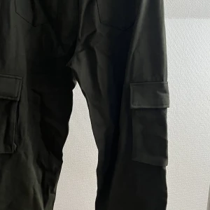 Cargobyxor - Mörkgröna cargobyxor från shein. Materialet är otroligt bra för att vara från shein, säljer pga att det inte är min stil. 