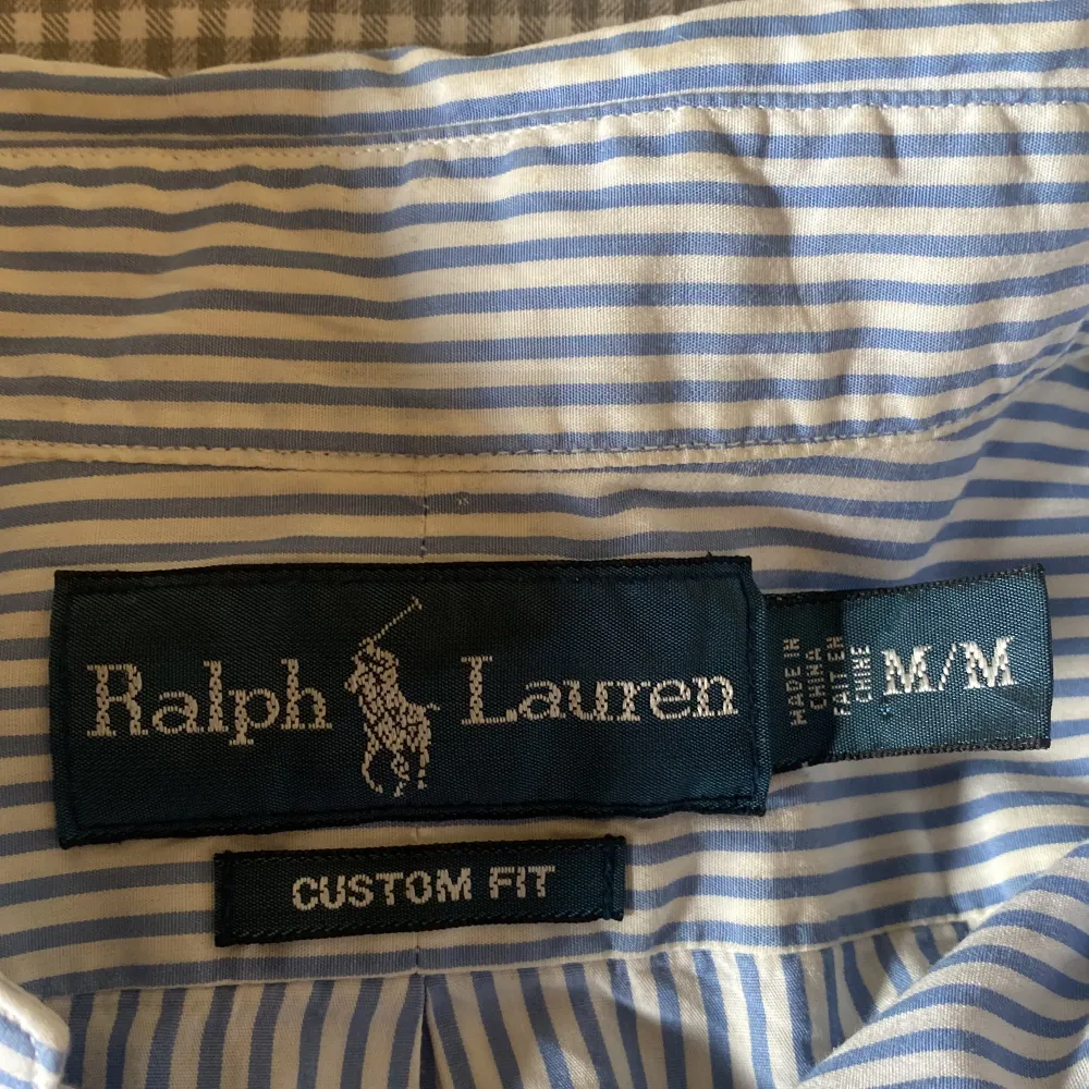 Säljer nu min kortärmade Ralph Lauren skjorta! Den är i fint skick förutom att den saknar en knapp längst upp. Jag är 184cm lång och brukar bära storlek M. Hör av er för frågor eller funderingar!. Skjortor.