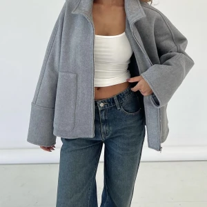 Kort kappa - Säljer denna helt oanvända korta kappan från Venderbys, nypris ca 1100kr. Säljer för 1000kr då den inte gick att returnera, vid snabb affär kan jag tänka mig att sänka priset💕