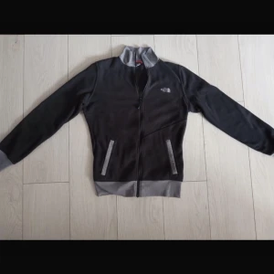 The north face fleece  - Följ profilen och få 5% i rabatt   Produktens skick: i god skick   Storlek: S  För mer info, kontakta mig 😀 