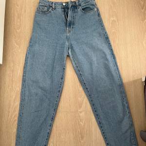 Vanliga high waist jeans, använda många gånger men inget fel på dem.